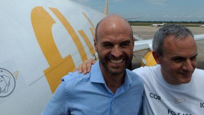 Julian Cook (derecha), exCEO y fundador de Flybondi, abraza al ministro Guillermo Dietrich, ministro de Macri e impusor de los mayores cambios en el transporte aéreo..