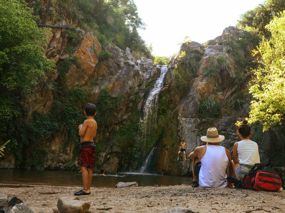 Pueblos: Salsipuedes es una localidad cordobesa que enamora con su naturaleza entre grutas y miradores, ríos, cascadas y paseos urbanos.