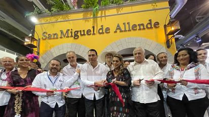 La familia del turismo de México durante el corte de listón del Tianguis Turístico Acapulco 2022.