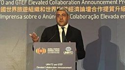 Zurab Pololikashvili, titular de la OMT en la firma del acuerdo con el GTEF.