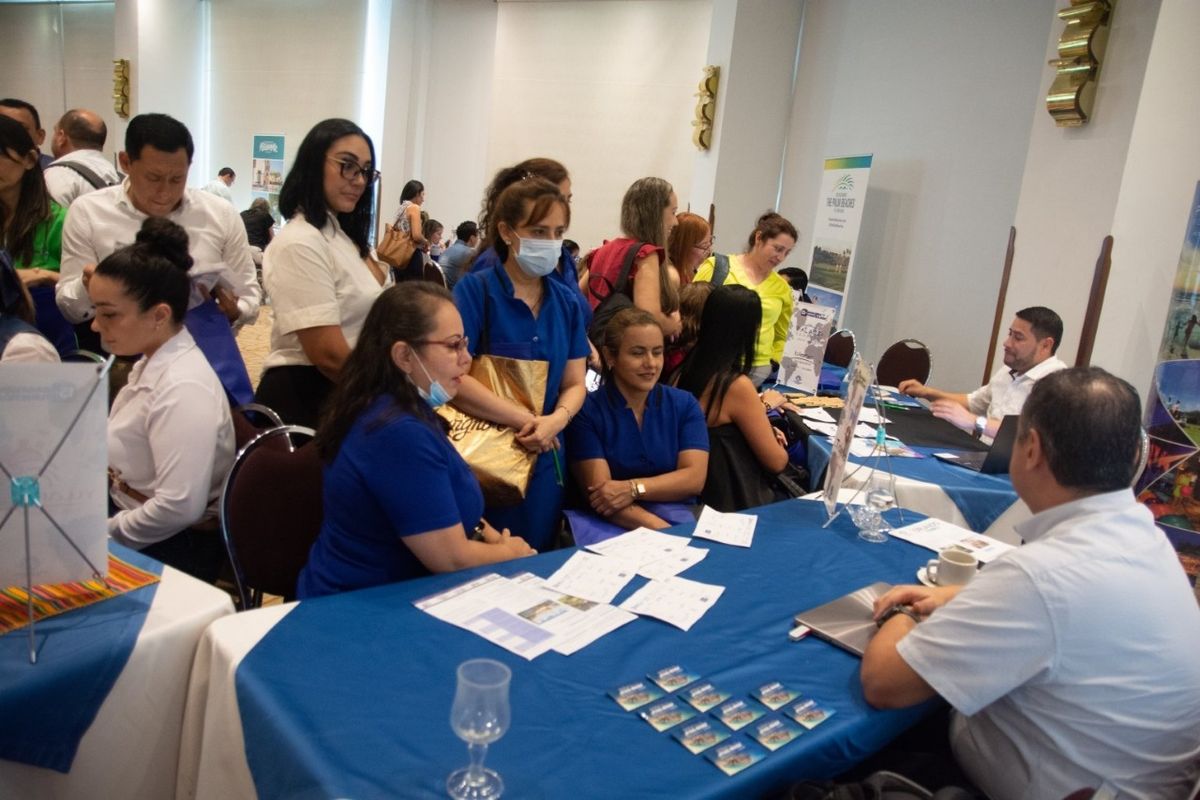 Caravana de promoción de Universal Group en Colombia.