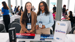 Heidy Salgado y Yineidis Lima de Bestravel en el marco del Ladevi Workshop Medellín.