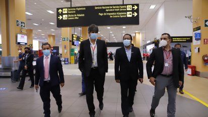 El titular del Mincetur, Roberto Sánchez, y otros funcionarlos revisaron los ambientes del Aeropuerto Internacional Jorge Chávez dado el incremento de vuelos.