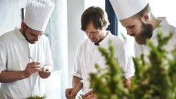 El chef de Geranium se adjudicó el Bocuse dOr en 2011&nbsp;además de recibir tres estrellas Michelin para el restaurante en 2016.