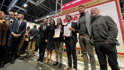 Reyes Maroto y otros responsables de MINCOTUR y Turespaña, en la firma del acuerdo LGTBQ en Fitur 2023.