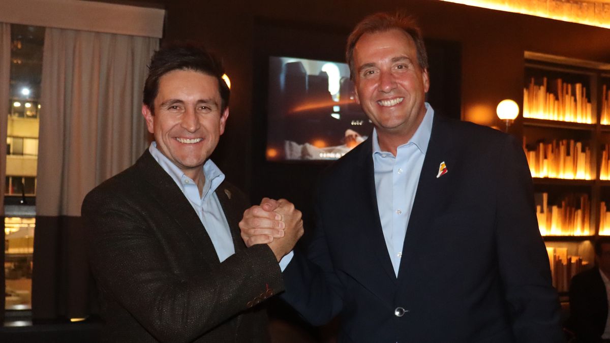 Camilo Prieto, gerente nacional de Ventas para Colombia y Federico&nbsp;Jäger, director de Ventas y Estrategia Global de Latam Airlines.