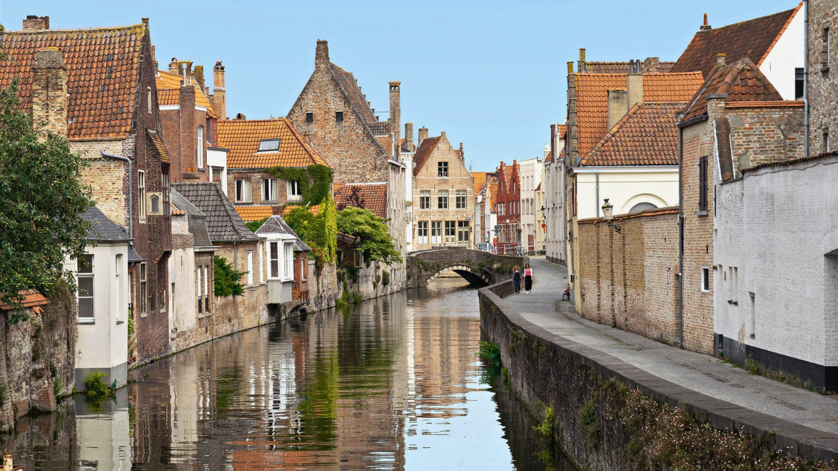 Brujas enamora con su amplio entramado de canales que le dan el apodo de la 