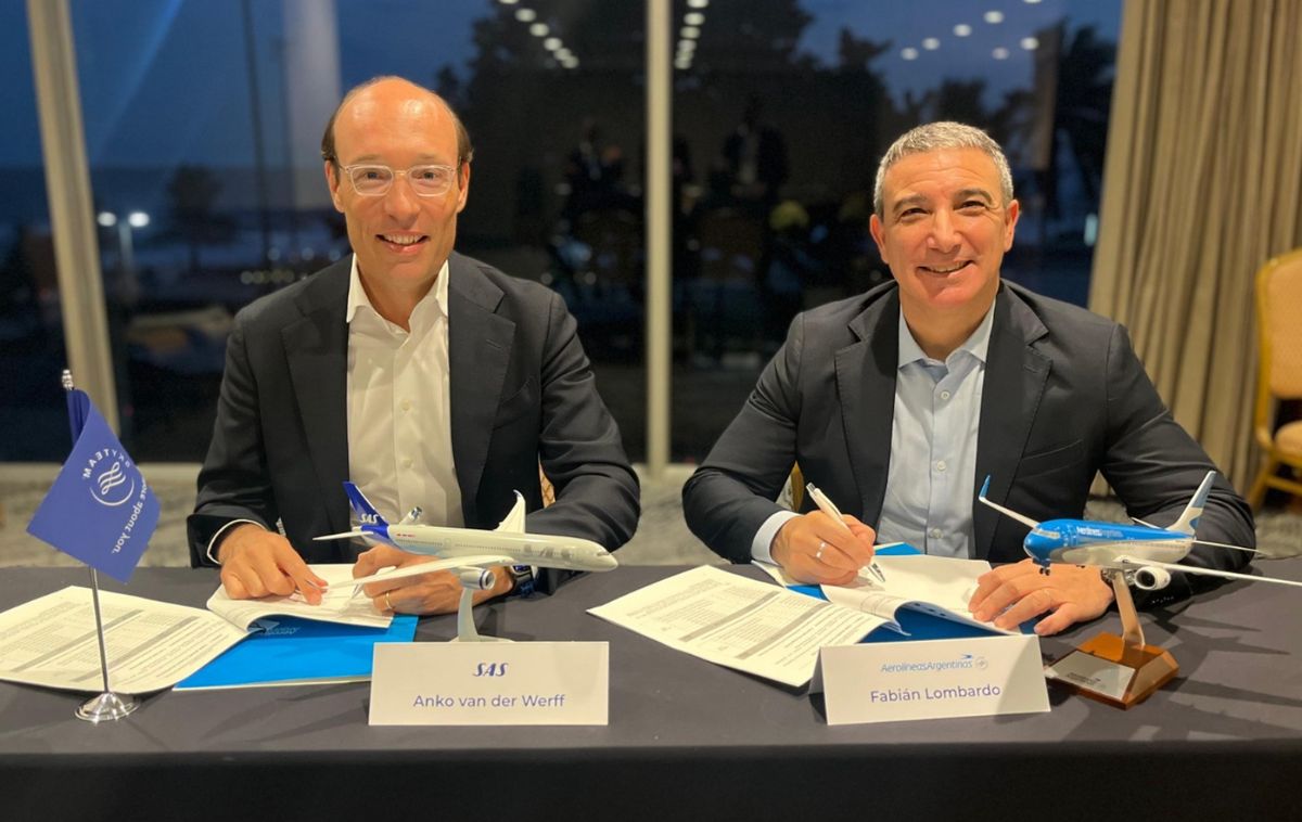 Anko van Der Werff, CEO de SAS y Fabián Lombardo, presidente de Aerolíneas Argentinas rubricando el acuerdo