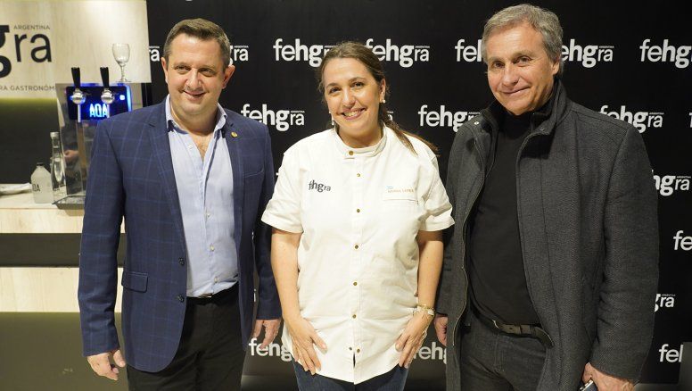 El vicepresidente de Fehgra, Rodrigo Verde; lachef Narda Lepes y el presidente de la Federación, Fernando Desbots; en elcierre de Caminos y Sabores.&nbsp;