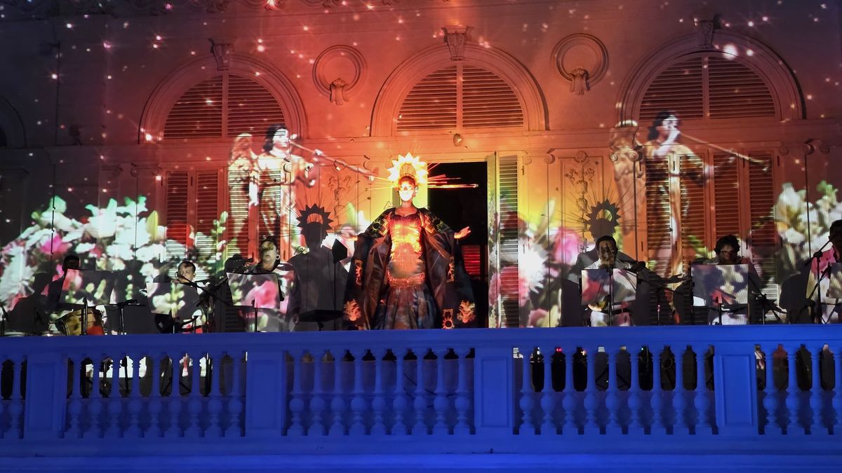 Representaci&oacute;n del Dios Sol en el show de danzas.