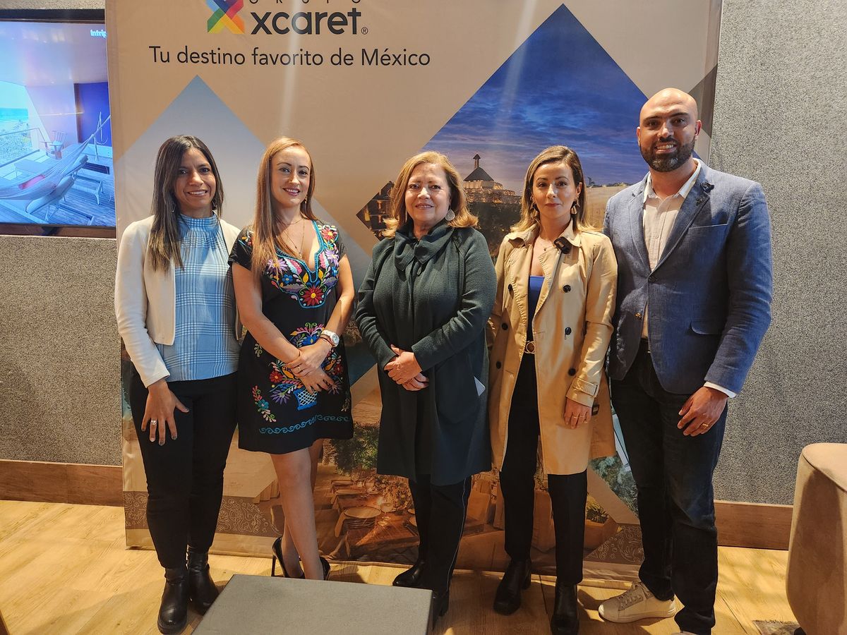 Luz Parra, jefe de departamento de grupos en Cielos Abiertos; Jeniffer Rivera, directora de Ventas para la Región Andina Norte de Grupo Xcaret; Rocío Rodríguez, presidente de Cielos Abiertos; Andrea Figueroa, ejecutiva de Ventas de Aeroméxico y&nbsp;Fabio Agudelo, ejecutivo de Ventas de Aeroméxico.