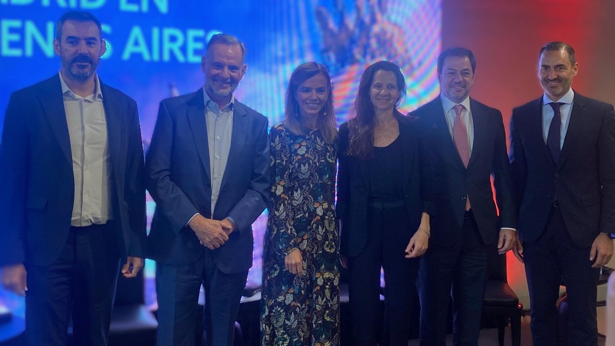 Felipe Formariz Pombo, director de la Consejería de Turespaña en Buenos Aires; Juan Cierco, director corporativo de Iberia; Almudena Maíllo; Paula Cristi, country manager de Despegar; Valentín Díaz Gilligan, presidente del Ente de Turismo de la Ciudad de Buenos Aires; y Héctor Coronel, director de Turismo de Madrid.