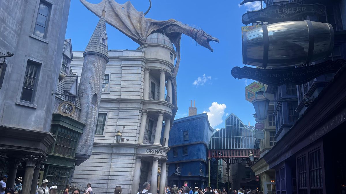 Universal Destinations & Experiences: El Dragon ubicado sobre el Gringots Wizards Banks del mundo de Harry Potter escupe fuego cada diez minutos. Universal Destinations & Experiences: El Dragon ubicado sobre el Gringots Wizards Banks del mundo de Harry Potter escupe fuego cada diez minutos.