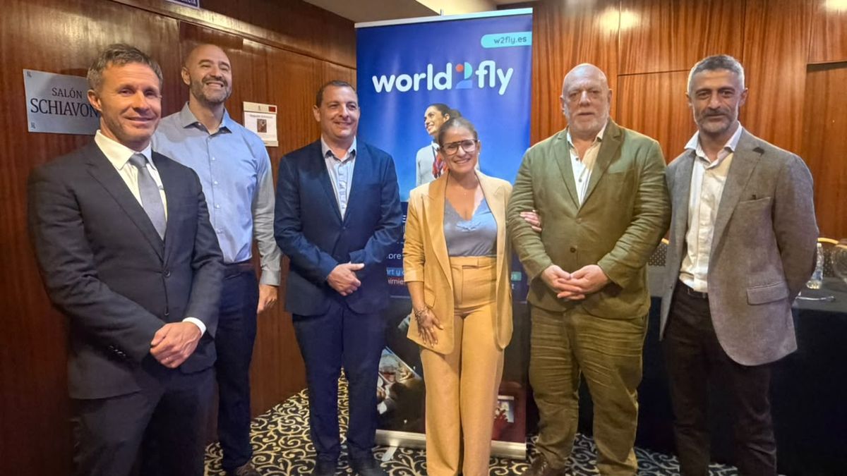 Equipos de Discover the World y World2Fly junto a Juan Pío Drovetta, presidente del Aeropuerto Internacional Rosario.