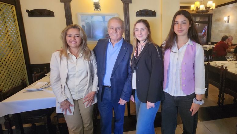 Wilson Marrero Valdéz junto a su hija y nietas en el almuerzo ofrecido por Mundo Turístico en el marco de FIT 2025.
