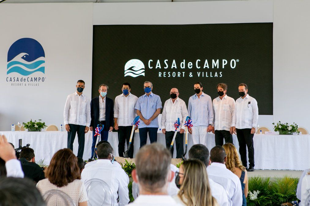 Los ejecutivos en el acto de Casa de Campo Resort and Villas en República Dominicana.&nbsp; &nbsp;