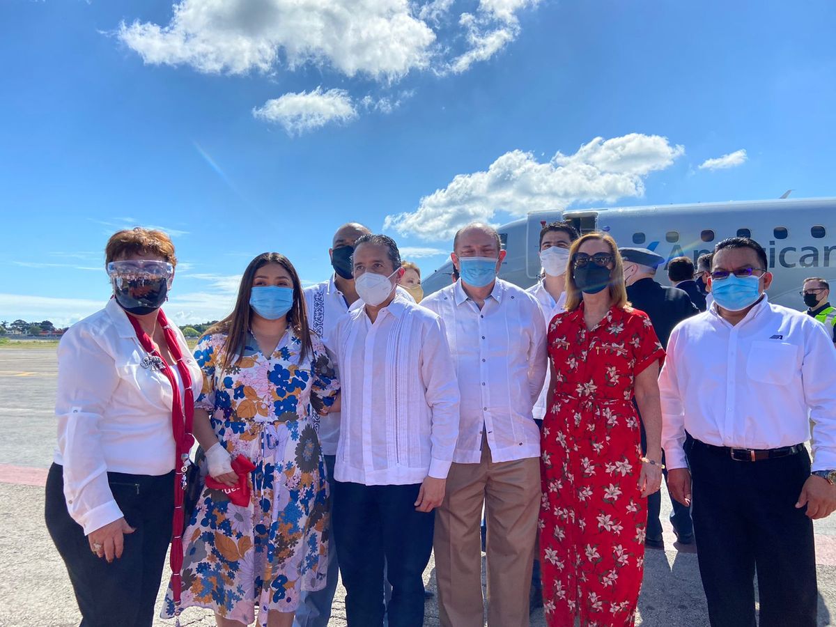 Manuel Joaquín González, Vicky Uzal, Darío Flota Ocampo en el aeropuerto de Chetumal, tras la llegada del avión de American Airlines.