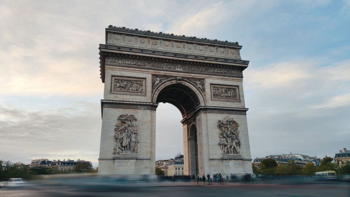 El Arco del Triunfo, un ícono de Europa en París.