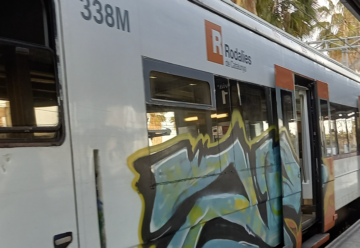 Tren de Rodalíes con grafitis en la ruta de Maresme.