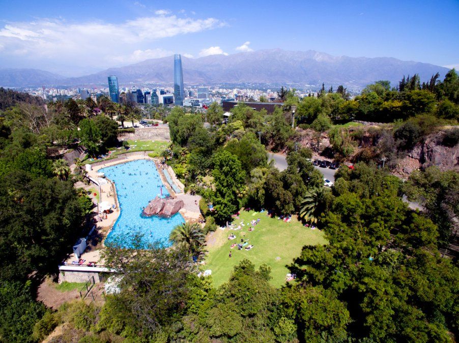 Piscinas públicas y centros recreativos se transforman en una de las mejores alternativas para capear el calor durante las jornadas más extremas en Santiago.