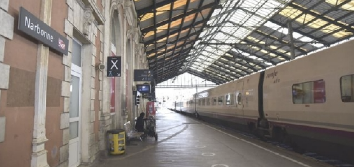 Tren de Renfe en la estación francesa de Narbonne. Tren de Renfe en la estación francesa de Narbonne.