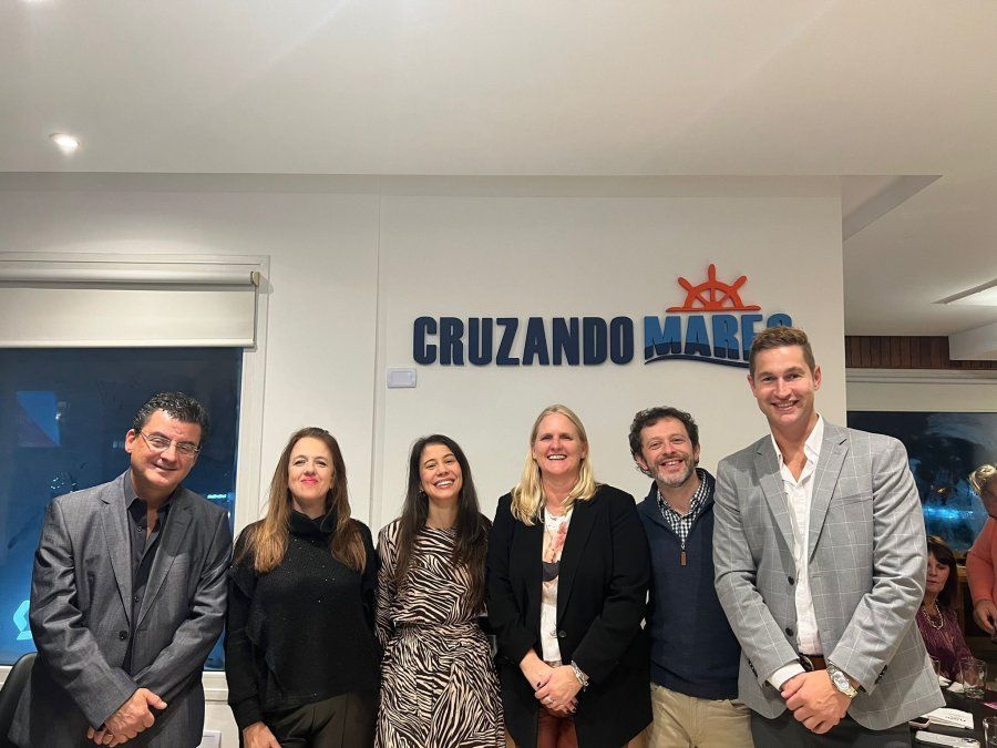 Alberto Muñoz, vicepresidente de Royal Caribbean International para Latinoamérica y el Caribe (izq.), presente en la inauguración.&nbsp;