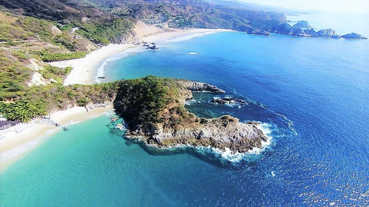 Conoce las bellas playas de Michoacán.