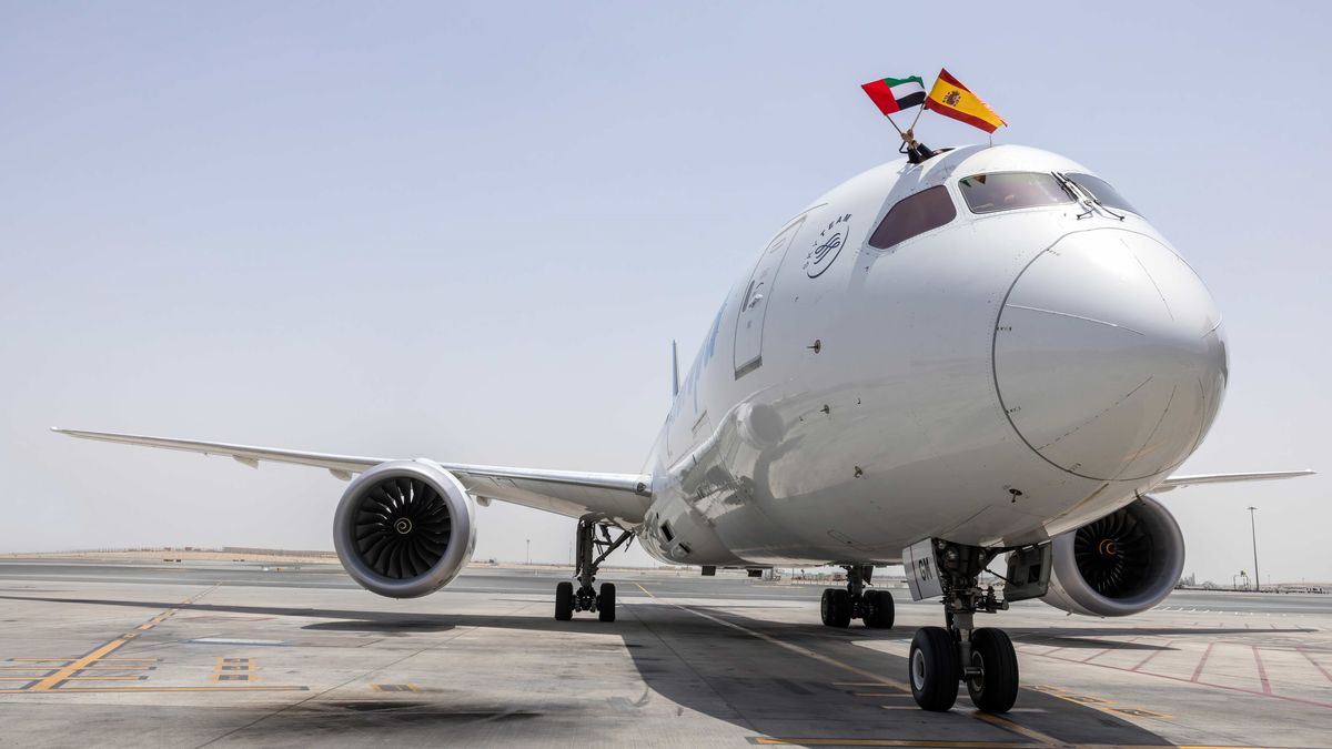 Llegada del Boeing 787-9 desde Abu Dhabi a Madrid. Llegada del Boeing 787-9 desde Abu Dhabi a Madrid.