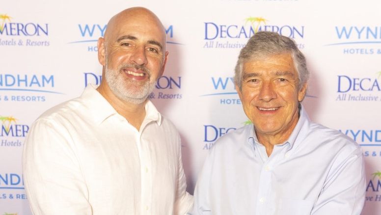 Gustavo Viescas, presidente para Latam y el Caribe de Wyndham Hotels & Resorts y Fabio Villegas, presidente de Hoteles Decameron.