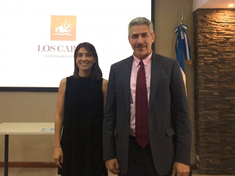 Juana Ortiz Basso, gerenta de Tour & Travel de Los Cabos Tourism Board, junto con Ricardo Lambertini, director de Lambertini Representaciones, en la presentación del destino.