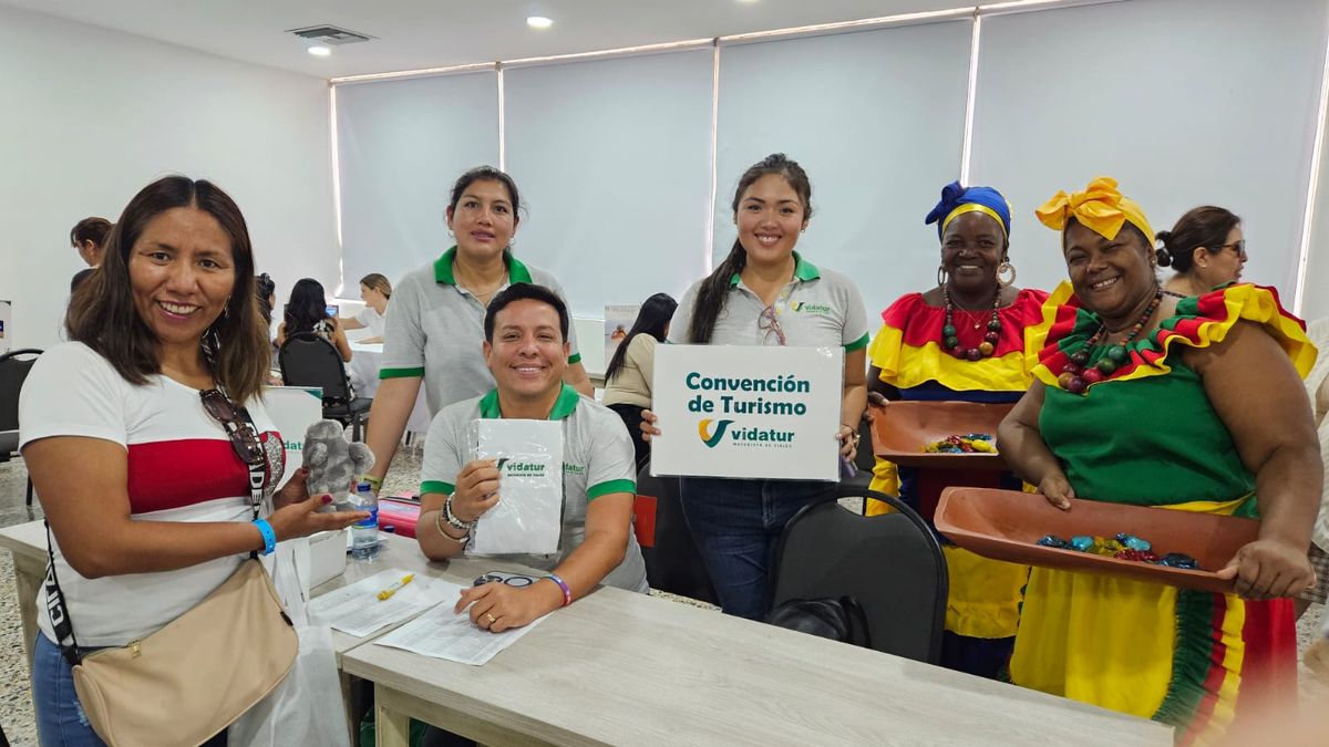 Agente ganador con premio por parte de Visit Orlando.