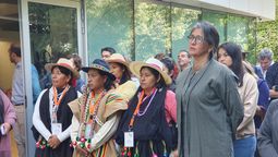 Verónica Pardo, subsecretaria de Turismo, junto con representantes de los pueblos originarios del norte de Chile.