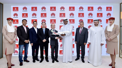 Representantes de Emirates y Huawei tras la firma del acuerdo de colaboración.