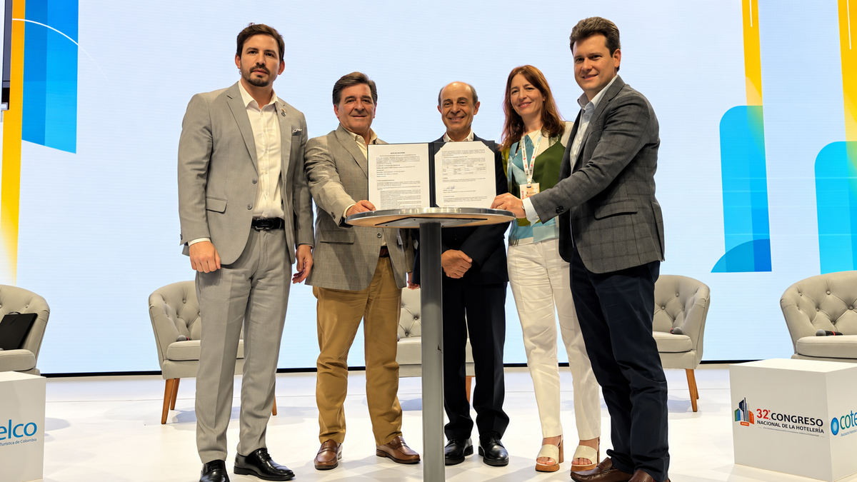 Representantes del sector hotelero latinoamericano durante la formalización del Foro de Asociaciones Hoteleras de Latinoamérica, una iniciativa de cooperación gremial que reúne a organizaciones de distintos países de la región.