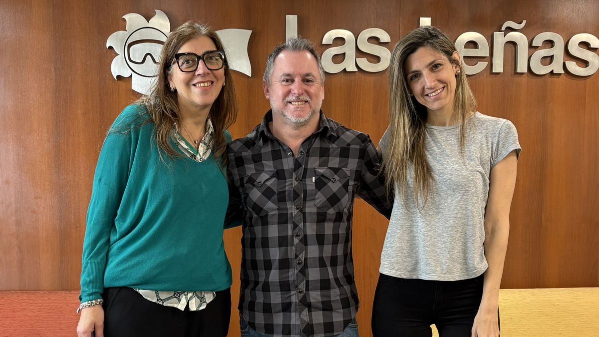 Julián Parga, gerente de Ventas de Las Leñas, junto a parte de su equipo.