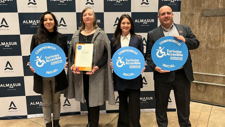 Cristóbal Benítez junto a representantes del sector durante el lanzamiento del Compromiso Inicial de Turismo Accesible de Sernatur.