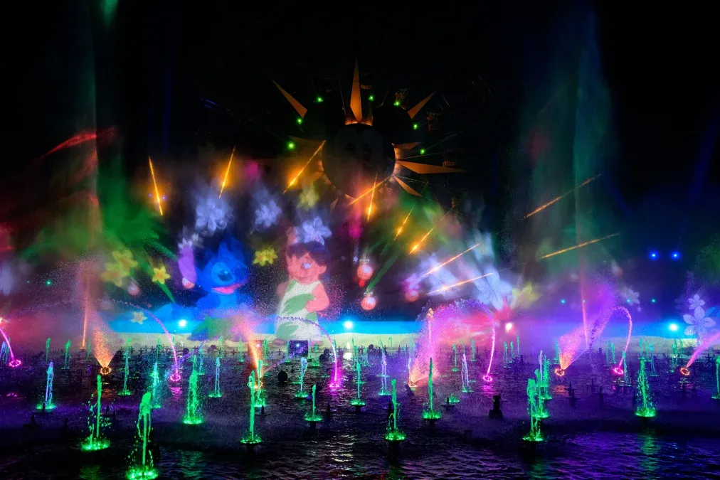 Las Fiestas en el Disneyland Resort ofrecen experiencias distintivas y únicas pensadas para  que los visitantes de todas las edades puedan disfrutarlas.