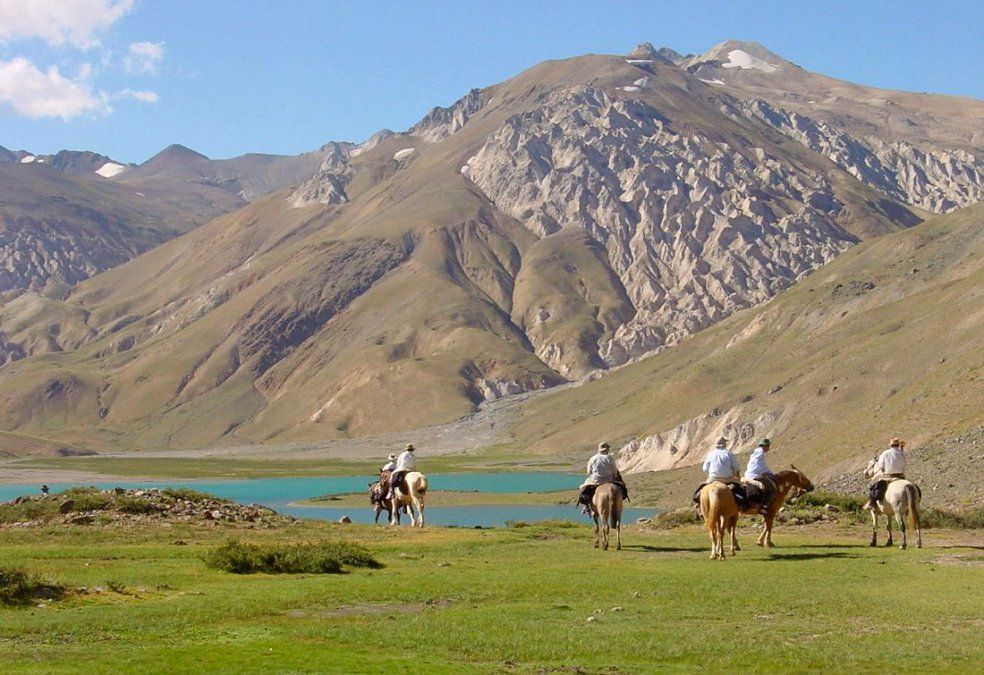 Valle Hermoso es uno de los destinos más espectaculares de la provincia de Mendoza y es ideal para hacer cabalgatas en familia este verano 2024.