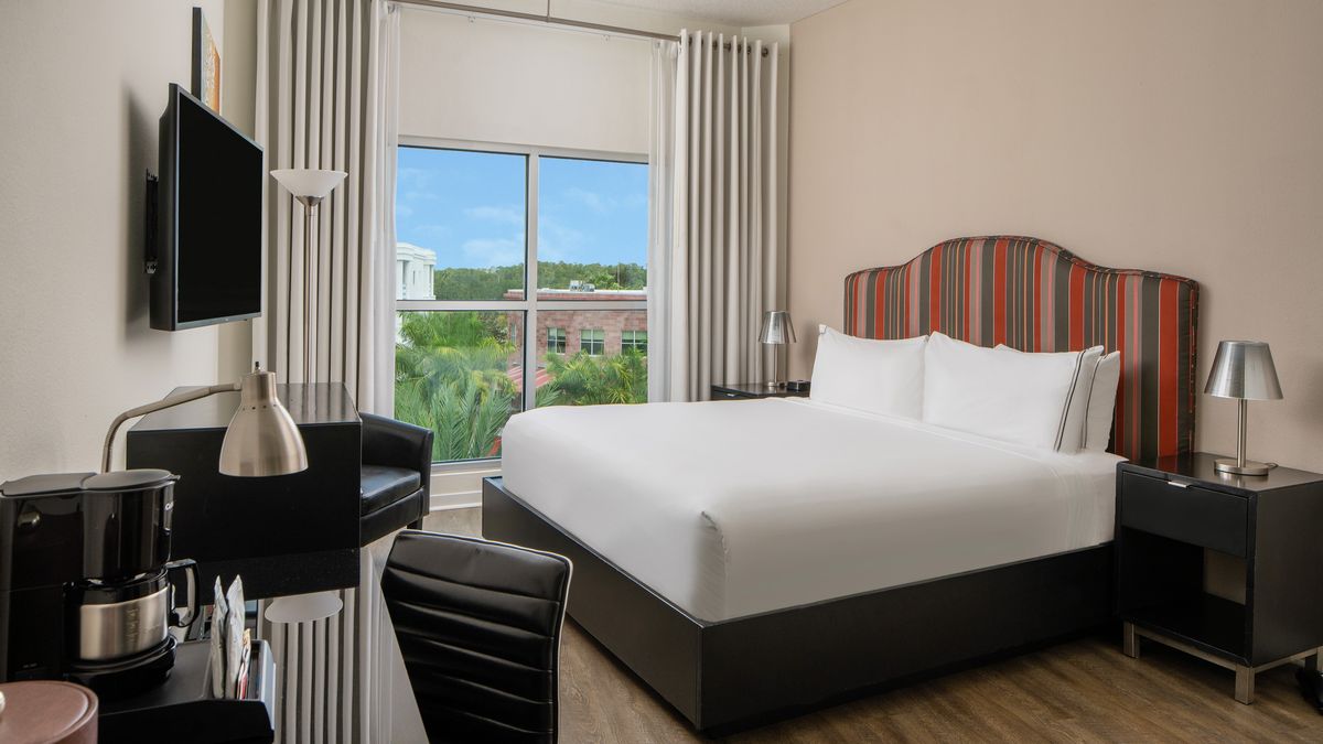 Meliá Orlando Celebration cuenta con 272 habitaciones que incluyen opciones estándar y suites estilo apartamento con cocina, comedor y sala de estar.