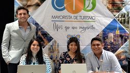 Equipo comercial CTB Mayorista de Turismo oficina Guayaquil, incluida Carolina Reyes. 