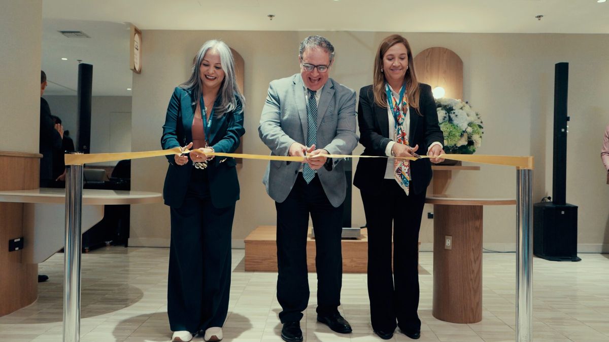 Corte de cinta de la inauguraci&oacute;n de la nueva sala VIP en el Aeropuerto Mariscal Sucre de Quito.