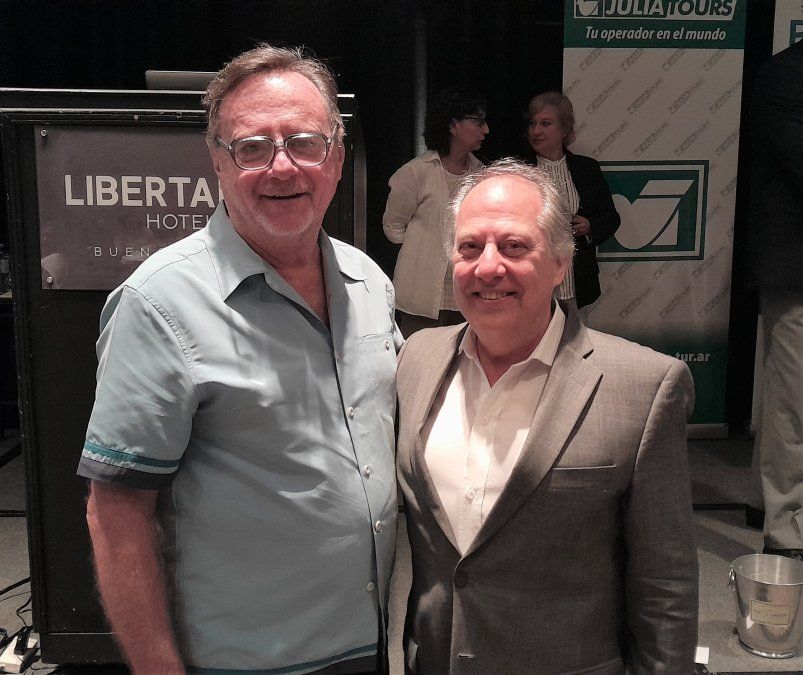 Messuti junto al ganador del circuito en el Reino Unido, al término del desayuno de trabajo brindado por Organización Piamonte y Juliá Tours.