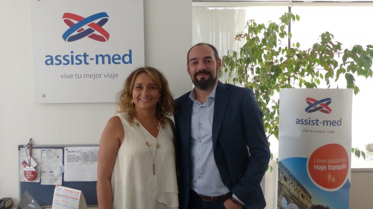 Roxana Otero, gerenta comercial de assist-med en Chile; y Pablo Marinetti.