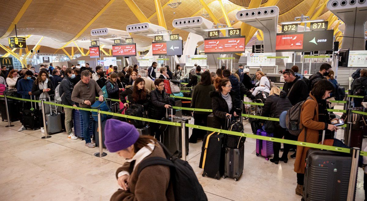 Las colas de pasajeros en el aeropuerto de Barajas en Madrid podrían repetirse por la huelga del personal de control, convocada a partir del 14 de septiembre.
