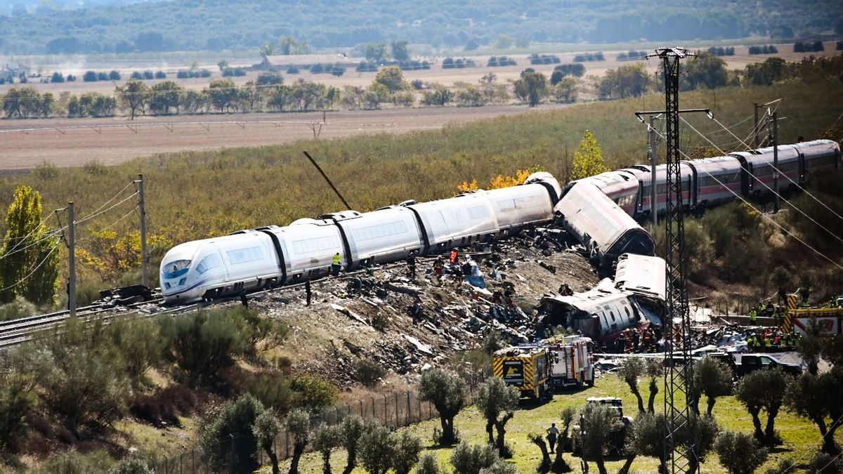 Los dos trenes de Renfe e Iryo que colisionaron este miércoles en Toledo.