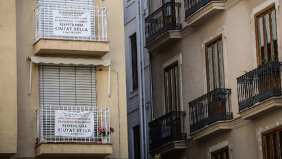 Vecinos del centro de Valencia con pancartas en contra de los pisos turísticos en la ciudad.