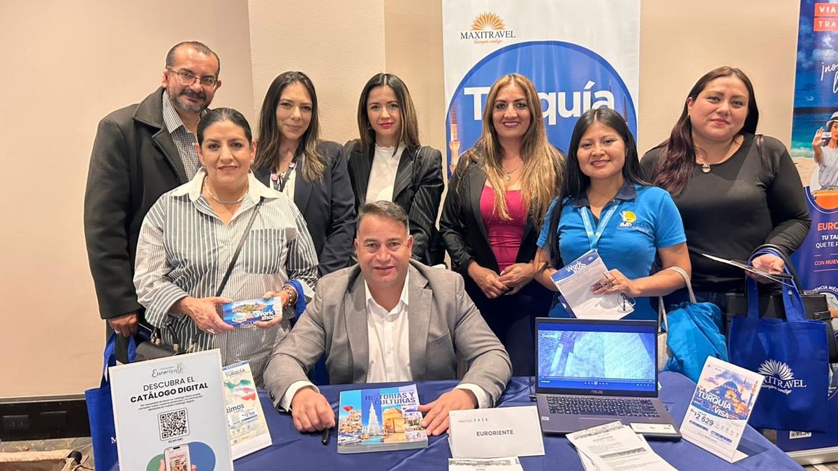 Maxitravel y los expositores entregaron premios a los asistentes, durante la Caravana Workshop 2026, en Quito. 