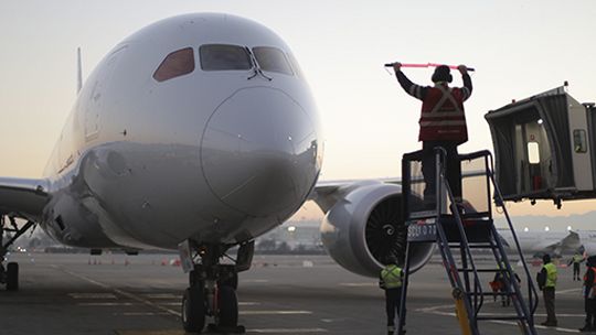 Ante la reducción del tráfico aéreo, IATA apuntó al poco interés del gobierno de Gabriel Boric la aviación comercial.