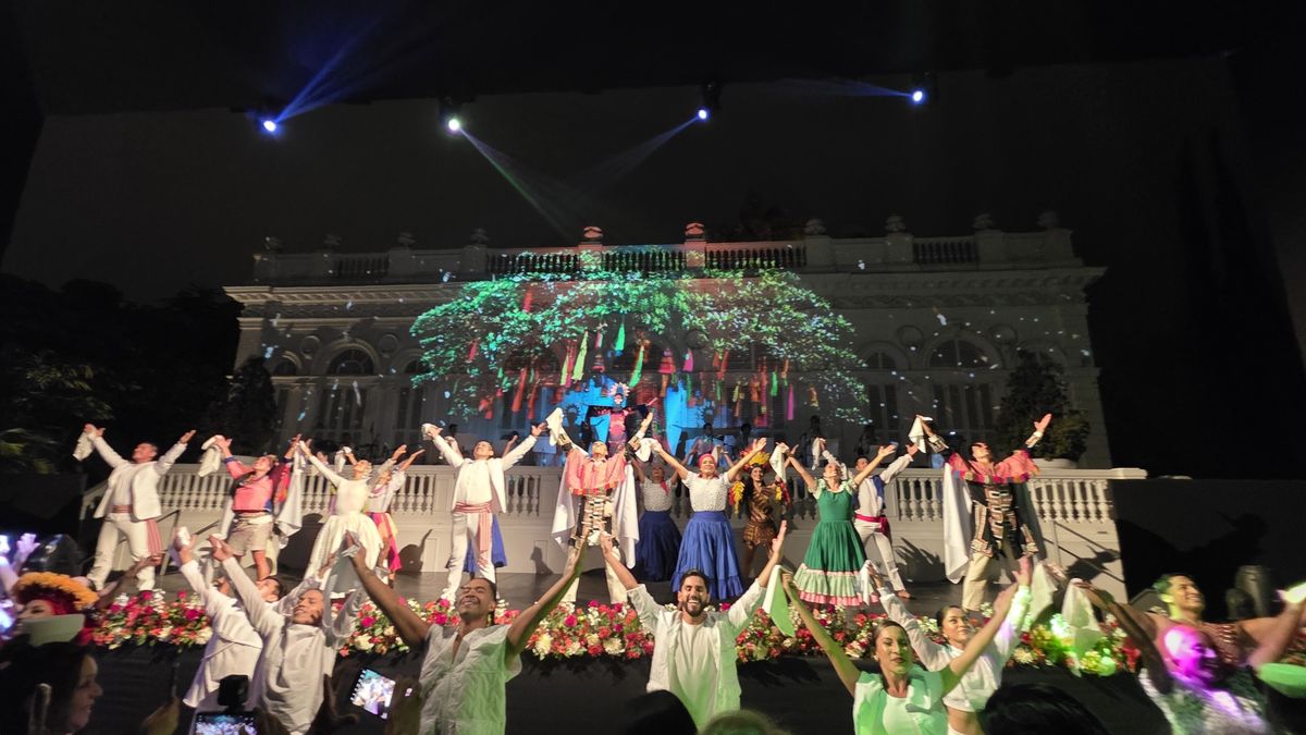 Diversas danzas de las regiones del pa&iacute;s se mostraron en el evento.