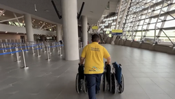 El aeropuerto ofrece un servicio para personas que requieran silla de ruedas que debe solicitarse a través de la respectiva aerolínea 48 horas antes del vuelo.